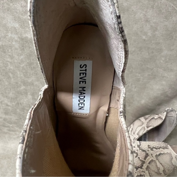 STEVE MADDEN
Women's Rookie Chop-Out Booties - Picture 5 of 9